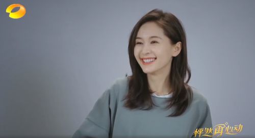 王子文攝影棚拍廣告,兩位助理在身邊 伺候 ,跪地為其穿高跟鞋